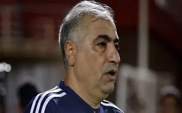 حاشیه دیدار مس رفسنجان و استقلال| شوخی مربی آبی‌پوشان با الهامی و وقفه بازی به دلیل خرابی تجهیزات داور