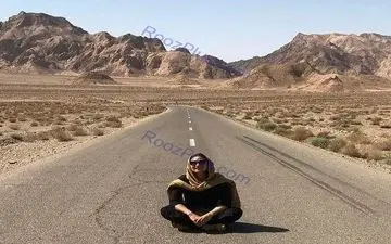 ژست عجیب و غریب خانم بازیگر وسط جاده + عکس