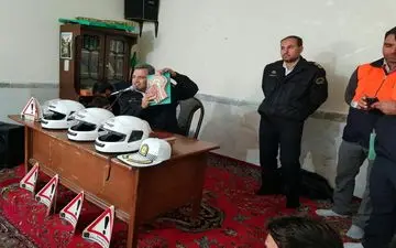 توزیع رایگان کلاه ایمنی و شبرنگ نمایان ساز در میان روستائیان شهرستان سنقروکلیایی 