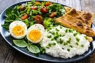 تخم‌مرغ پخته یا پنیر کاتیج؛ کدام‌یک گزینه سالم‌تری برای میان‌وعده است؟