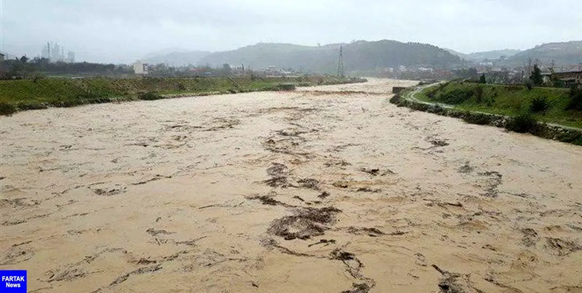 نجات ۸ نفر از سیلاب رودخانه بابلرود در روستای چاری بابل