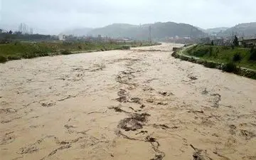 نجات ۸ نفر از سیلاب رودخانه بابلرود در روستای چاری بابل