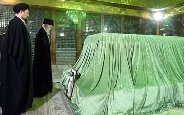 رهبر انقلاب اسلامی در مرقد امام خمینی(ره) و گلزار شهدا حضور یافتند