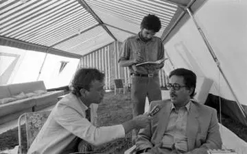 ماجرای فرار بنی صدر با لباس زنانه