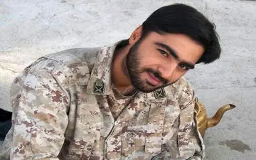 خاطره گویی شهید مدافع حرم بر سر مزار رفیق شهیدش +فیلم 