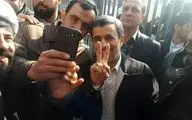 تصویری خاص از احمدی‎نژاد در حاشیه راهپیمایی ۲۲ بهمن