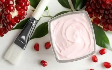 انار، میوه‌ای با خواص شگفت‌انگیز برای پوست؛ ۵ ماسک خانگی با انار