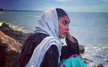 تیپ و ظاهر متفاوت ساناز تاری، کنار دریا (عکس)