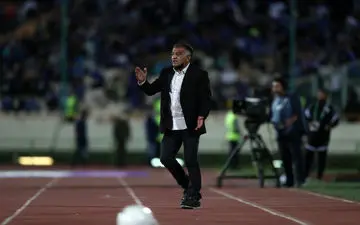 سرپرست استقلال: آقای رئیس کمیته داوران حواستان کجاست؟ 