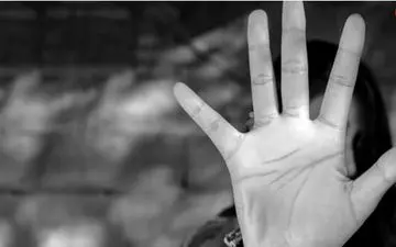 
عکس بی آبرویی دختر 13 ساله در شهر کمر پدر را شکست