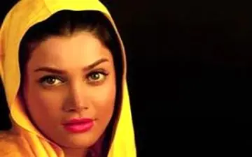 سلفی چَپَکی تینا آخوندتبار با پوشش و حجابی متفاوت (عکس)