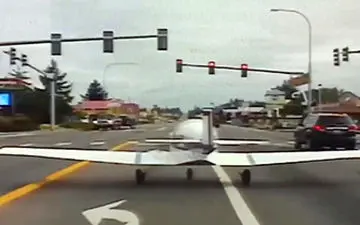 
فرود اضطراری هواپیما وسط بزرگراه + فیلم