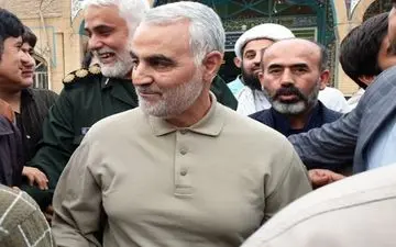 در آغوش گرفتن یک پیرمرد ساده توسط سردار سلیمانی در مناطق سیل‌زده