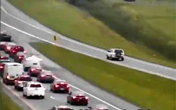 مرد مجنونی که تمام خیابان‌های شهر را با دنده عقب رانندگی کرد! + فیلم