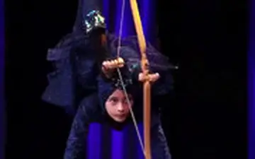  تیراندازی وارونه دختر نوجوان با پا در «عصر جدید»!