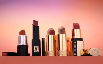 ۸ رژ لب ماندگاری که به این سادگی‌ها از روی لب‌هایتان پاک نمی‌شوند!
