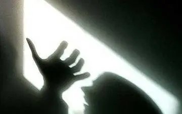 مرد معتاد که به زندان رفت ، دوستان صمیمی اش پیشنهادهای شرم آوری به همسرش می دادند !