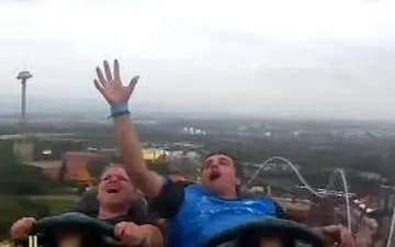 اقدام عجیب ورزشکار نیوزلندی در حین ترن سواری