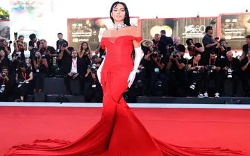 درخشش همسر رونالدو با کپی برداری لباس اسطوره هالیوودی|حورجیانا بازهم جنجالی شد!!