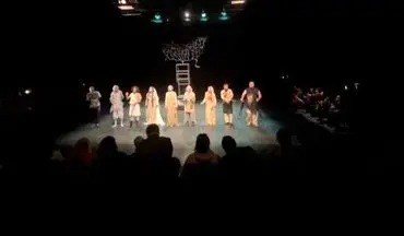 ادای احترام نمایش «عروس انار» به ناصر تقوایی/ یک دقیقه سکوت به احترام خالق «ناخدا خورشید»