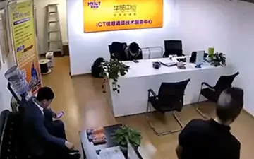 ورود ناگهانی یک خودرو به یک مجتمع تجاری + فیلم