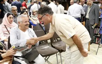 آئین تجلیل از قباد شیوا  هنرمند گرافیست با حضور  امیرشهاب رضویان در شهر کتاب همدان به روایت تصویر