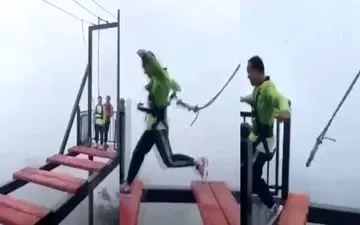 خطری که از بیخ گوش گردشگر چینی گذشت! +فیلم