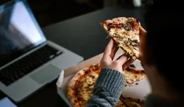 چرا خوردن دیرهنگام غذا در شب می‌تواند باعث افزایش وزن شود؟
