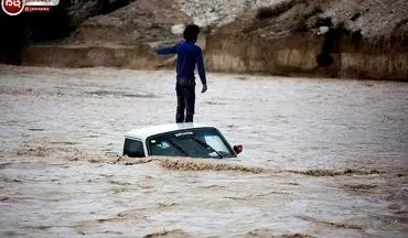 لحظه نجات خودروی غرق شده در سیل جنوب کشور + عکس
