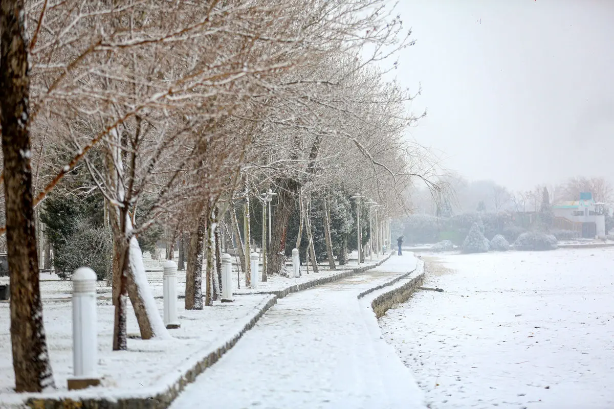 
بارش برف در ۱۴ محورهای مواصلاتی استان اصفهان
