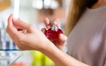 عطر را درست تست کنید! تکنیک‌هایی برای تصمیم‌گیری بهتر در خرید عطر