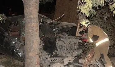  متلاشی شدن پژو ۴۰۵ پس از برخورد با درخت