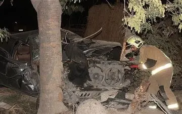  متلاشی شدن پژو ۴۰۵ پس از برخورد با درخت