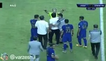 اخراج فرهاد مجیدی از کنار زمین به دلیل اعتراض به داور