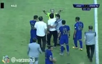 اخراج فرهاد مجیدی از کنار زمین به دلیل اعتراض به داور