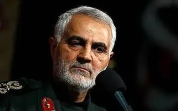 فرزند شهید مدافع وطن در آغوش حاج قاسم