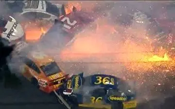 
وقتی مسابقه اتوموبیل رانی به جهنم تبدیل می‌شود! +فیلم