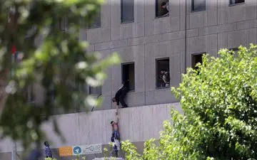 حمله با چاقو توسط یک مهاجم به مردم در اطراف مجلس 