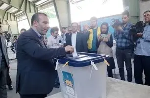  استاندار کرمانشاه با حضور در مسجد جامع رأی خود را به صندوق انداخت