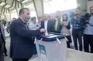  استاندار کرمانشاه با حضور در مسجد جامع رأی خود را به صندوق انداخت