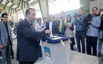  استاندار کرمانشاه با حضور در مسجد جامع رأی خود را به صندوق انداخت