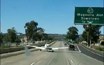 فرود اضطراری هواپیما در آزادراه + فیلم 