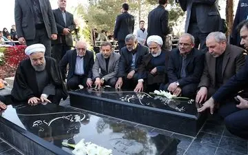  بوسه روحانی بر مزار پدر و مادرش در سرخه 
