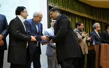 اهدای تندیس مهر حقوق بشر به علی دایی اسطوره فوتبال ایران در کرمانشاه