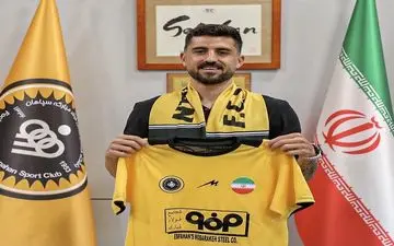 مهاجم سپاهان: از استقلال و تراکتور پیشنهاد داشتم/ سپاهان حرفه‌ای ترین تیم ایران است