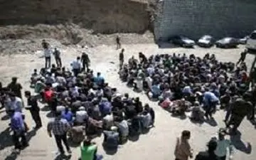 معتادان دستگیر شده ای که مقابل پلیس هم مواد مخدر مصرف میکنند! + فیلم