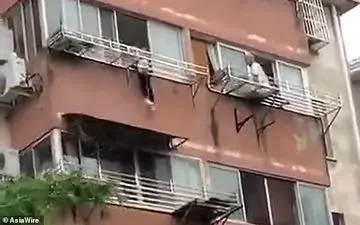 صحنه وحشتناک آویزان شدن کودک از بالکن! + فیلم 