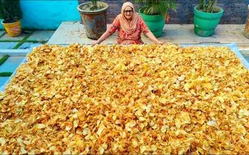 غذای روستایی در هند؛ مادربزرگ ۲۰۰ کیلو چیپس تند درست کرد