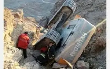 لحظه سقوط بیل مکانیکی به دره + فیلم