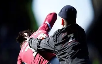 حمله هوادار خشمگین به بازیکن بیرمنگام + فیلم 